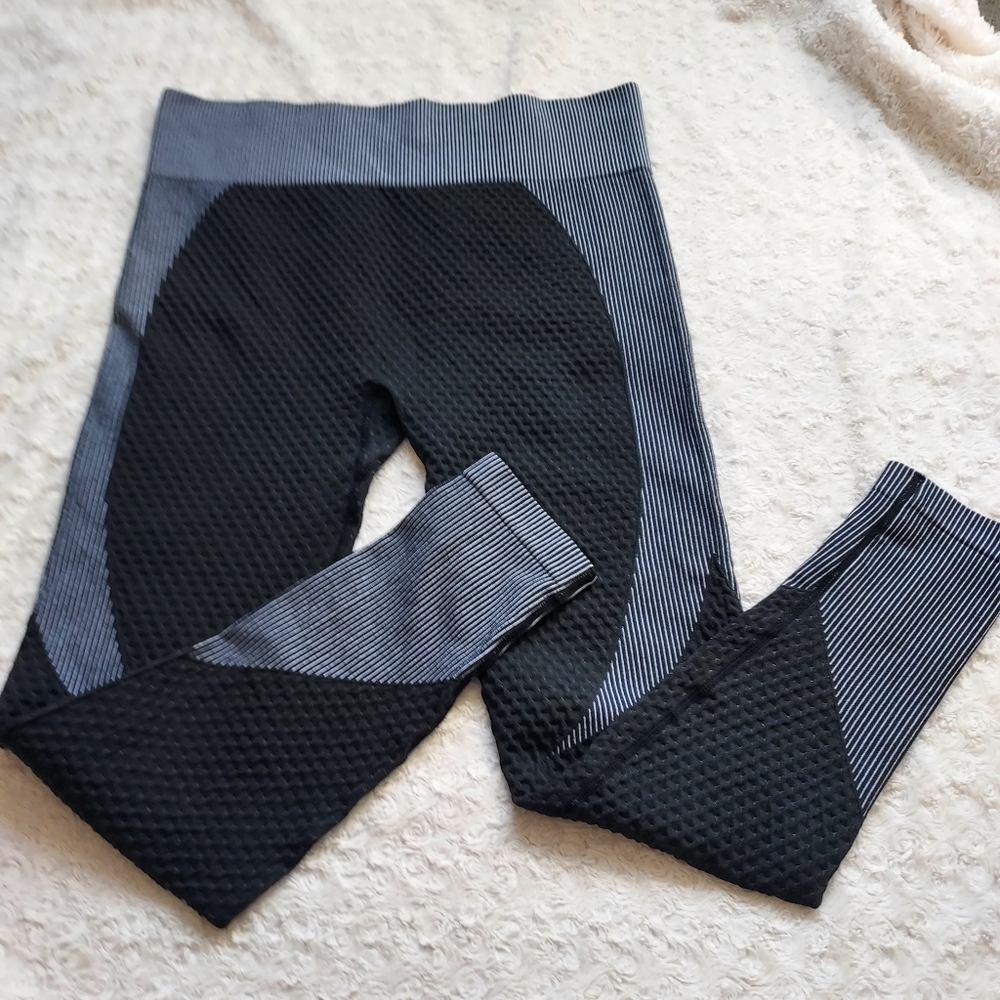 Daisy Black and Gray Textured Patterned Leggings XL Activewear Yoga Workout